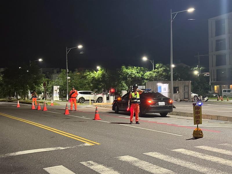 臨海道路開設路檢點攔查可疑車輛。