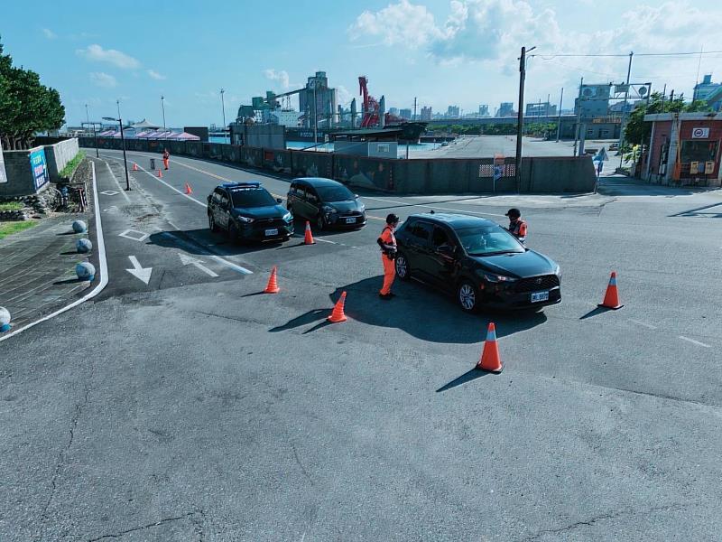 港口連外道路開設路檢攔查可疑車輛。