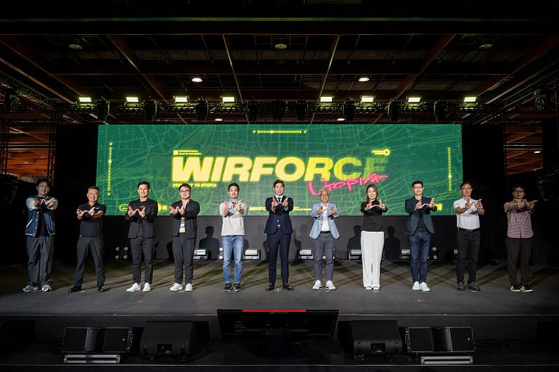 亞洲最大電競嘉年華WirForce 2026今(24)日開幕,就肆電競執行長黃智仁(右6)、台北市長蔣萬安(左5)、中華電信個人家庭分公司總經理胡學海(右5)等貴賓出席開幕記者會力挺盛會。