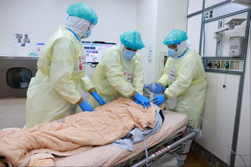 演習模擬第一位個案江先生在途中發生車禍重傷、低血壓、休克,轉送花蓮慈院負壓隔離病房途中失去呼吸心跳,經搶救無效宣告死亡。