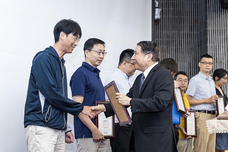 海大許泰文校長親自頒發獎勵予獲獎教師。