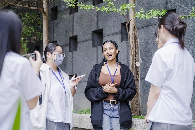 北商大境外生擔任「英文文化領航員」,熱情向麗山高中學生分享母國文化與來臺生活經驗。