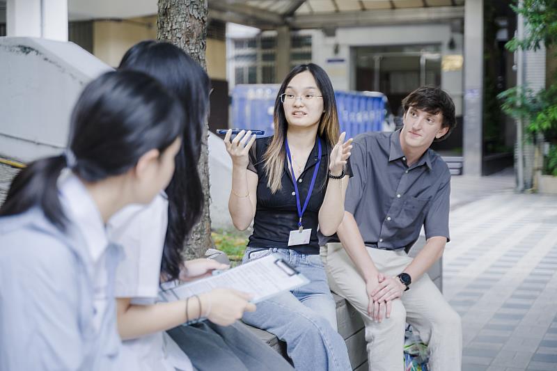 麗山高中學生透過全英語問答與北商大境外生展開互動,在真實情境中練習跨文化溝通技巧。
