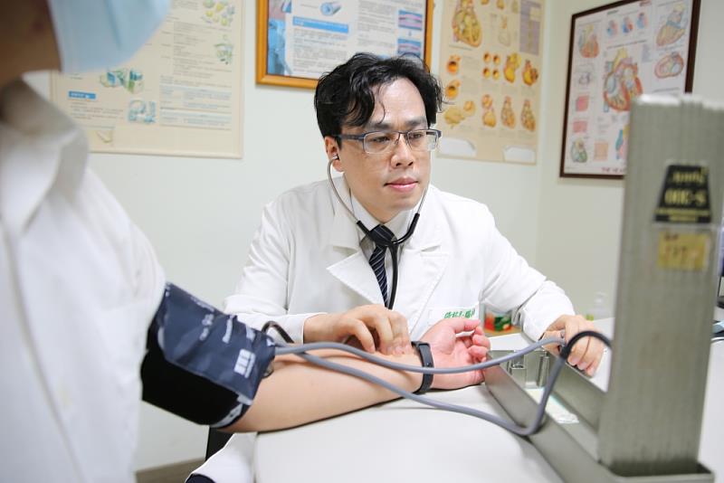 花蓮慈濟醫院心臟內科陳郁志分享，現實中有許多民眾會因為白袍症候群，導致在診間量測血壓時出現假性高血壓的狀況。