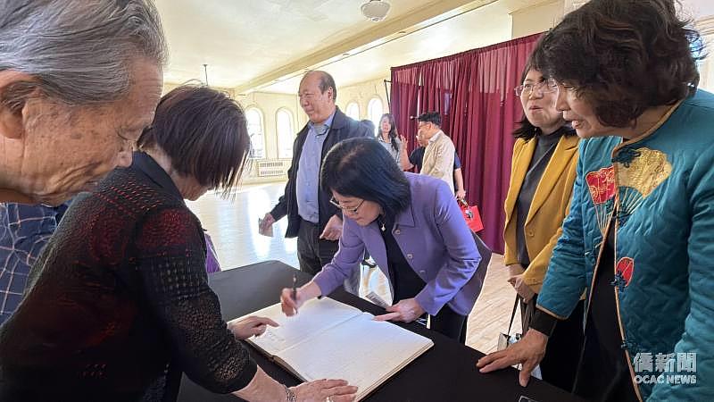 賴麗瑩於西雅圖中華會館珍藏蔣經國先生簽名的歷史簽名簿上題字留念。
