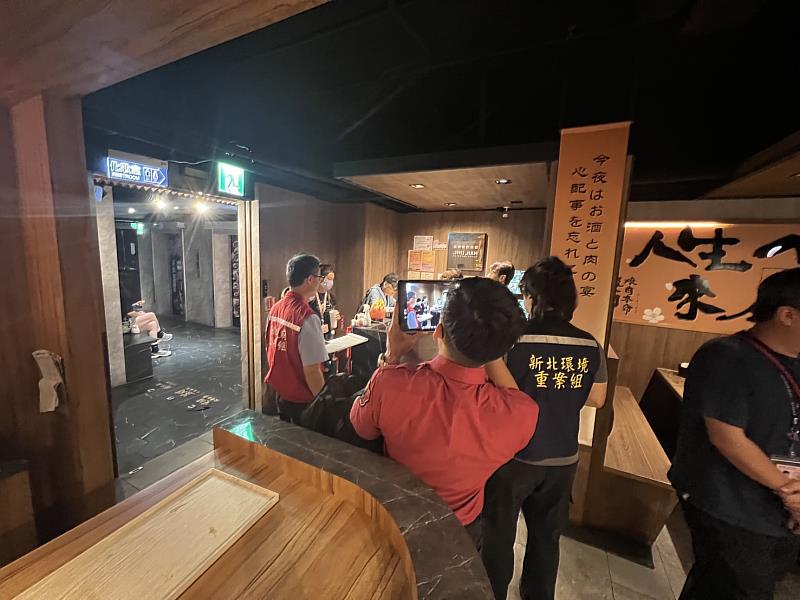 新北公安小組前往永和燒肉店執行稽查。