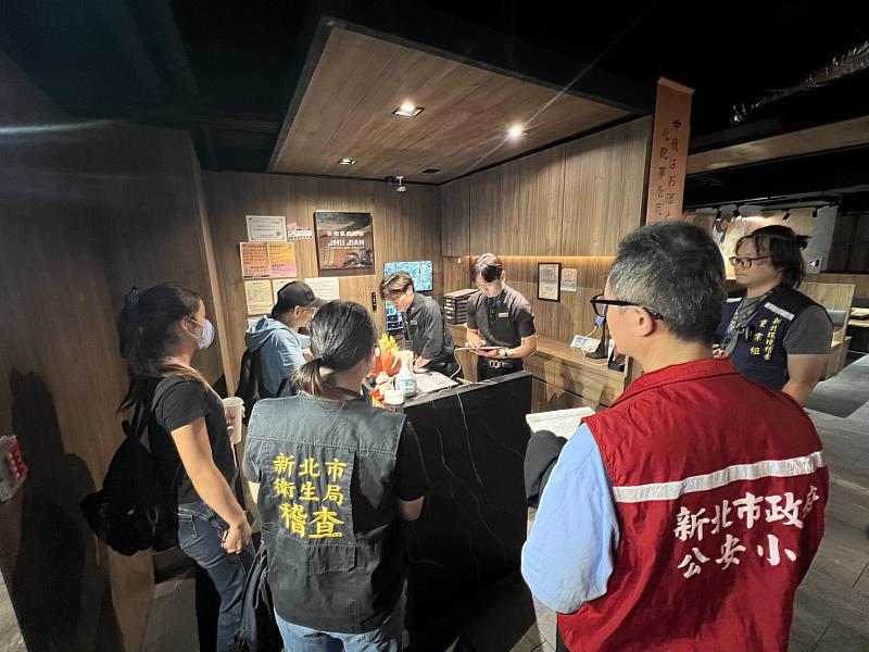 新北公安小組前往永和燒肉店執行稽查。