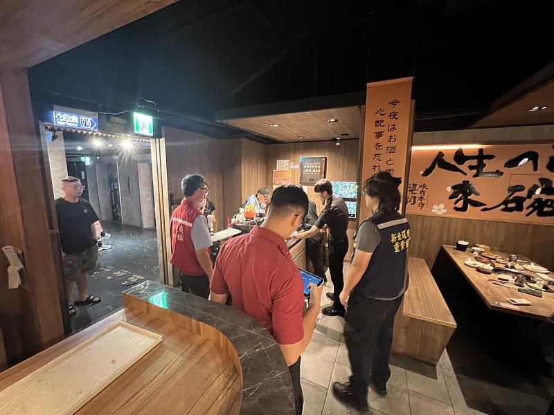 新北公安小組前往永和燒肉店執行稽查。