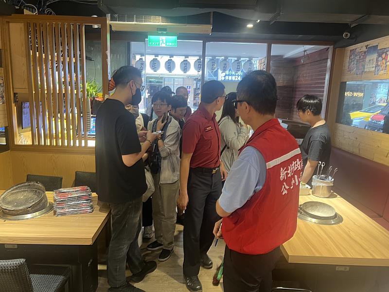 新北公安小組率隊前往板橋曾發生火警之燒烤店執行聯合稽查。