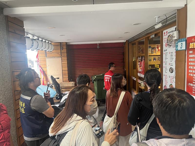 新北公安小組率隊前往板橋曾發生火警之燒烤店執行聯合稽查。
