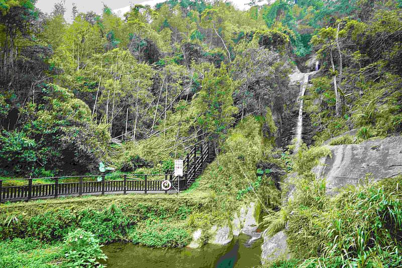 連假山林小旅行 嘉義圓潭瀑布步道賞瀑、逛植物園再吃美食