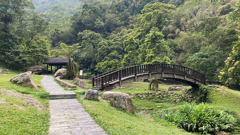連假山林小旅行 嘉義圓潭瀑布步道賞瀑、逛植物園再吃美食