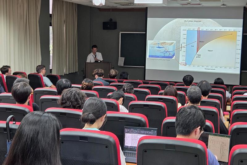 查理大學的Vojtěch Patočka教授於臺師大公館校區向臺師大地科系師生介紹其關於行星地質物理的相關研究。