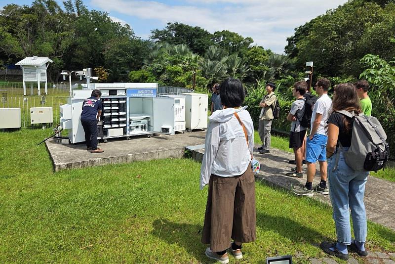 我國自研之微型探空儀（Minisonde）系統。新北氣象站徐仲毅主任與諸位同仁向台捷交流團隊介紹我國台大、文化大學等單位自研之微型探空儀系統，並現場進行探空氣球發射展示。