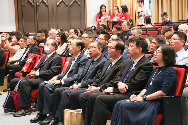 績優教職員工頒獎典禮，不僅是對教職員工長期付出的肯定，也展現師大人秉持專業、熱忱與責任，在不同崗位持續為校務發展努力的精神。
