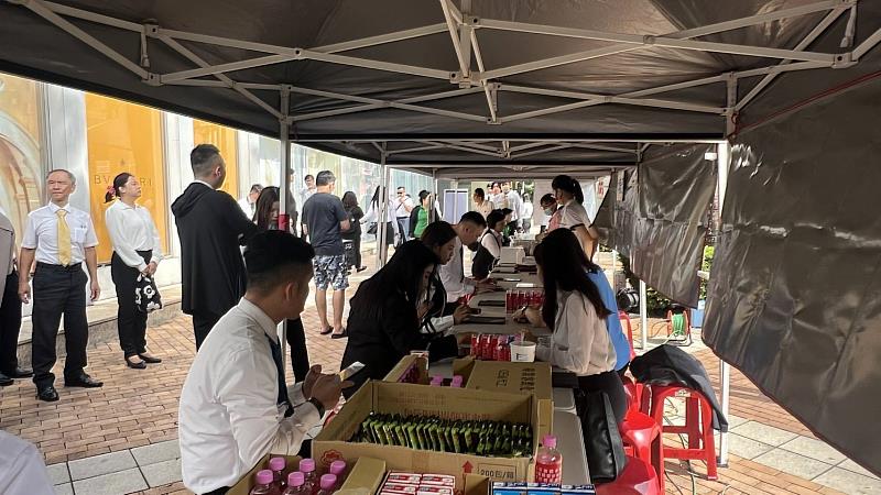 永慶加盟四品牌9月29日公益捐血活動,不開放提前登記,想捐血換限量門票的市民請務必提早排隊。(永慶房產集團提供)