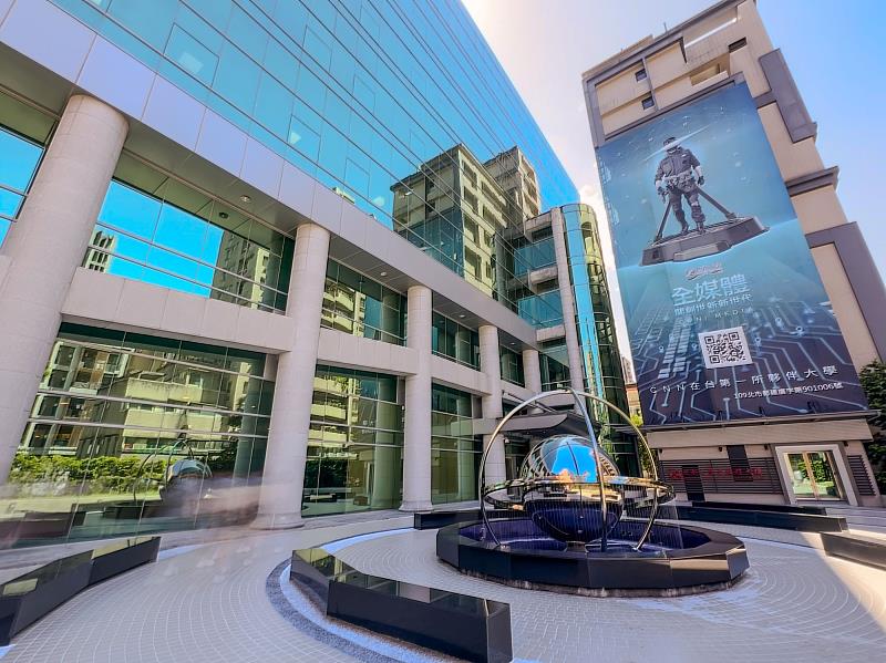 世新大學管理學院戶外設置新雕塑作品,以球體、軌道圓環與水元素呈現知識流動意象。(世新大學提供)