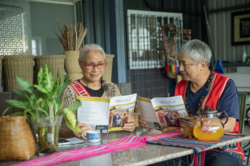 An Indigenous couple uses publications in Amis to learn about the Bible. (Photo courtesy of Jehovah’s Witnesses.)