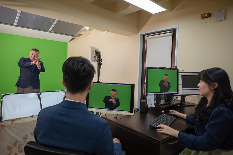 Behind the scenes of a Taiwan Sign Language video production. (Photo courtesy of Jehovah’s Witnesses.)