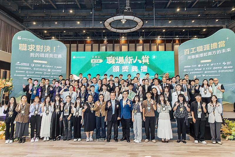 第3屆大武山職場新人賞頒獎典禮全體得獎者合影。