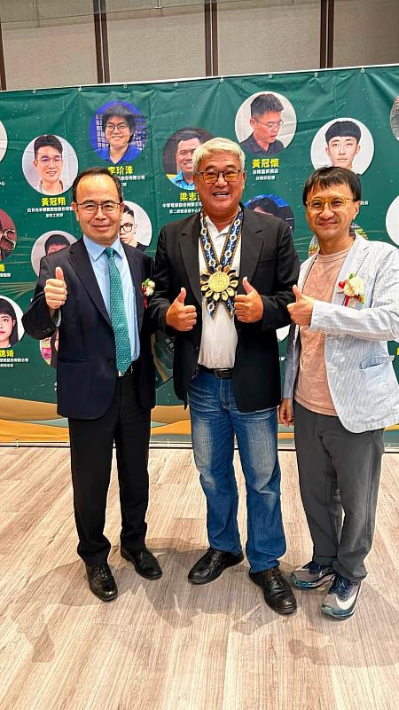 獲獎校友汪璟翔與周德光校長、黃柏森副校長合影。