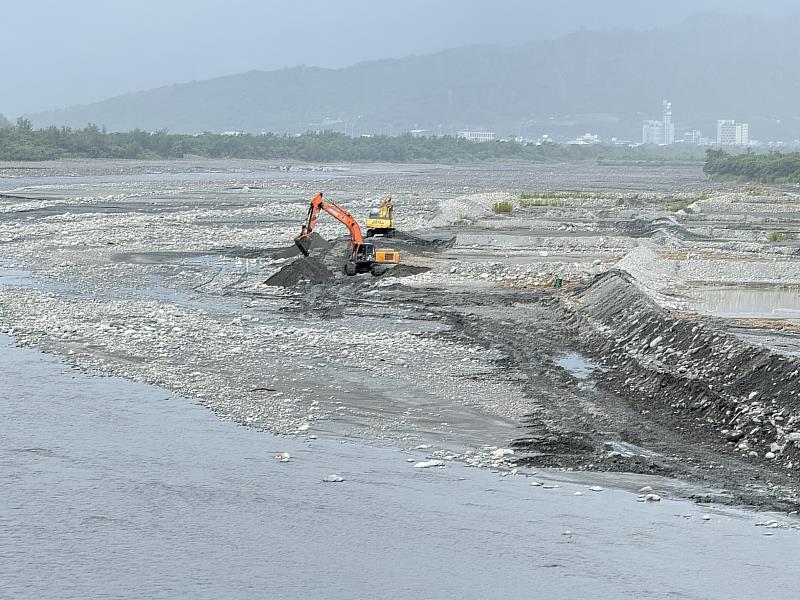 縣府加速修復卑南溪水覆蓋 中秋前恢復逾7成、降低秋冬揚塵風險