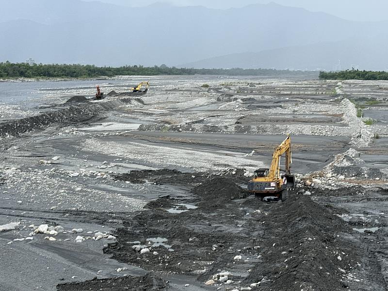 縣府加速修復卑南溪水覆蓋 中秋前恢復逾7成、降低秋冬揚塵風險