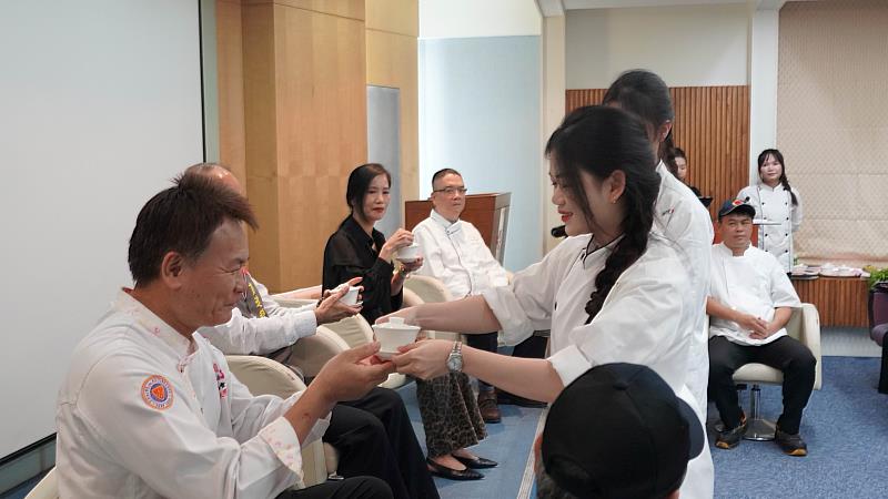「奉茶敬師」儀式,一杯敬師茶,代表學生對師長的感恩與敬意。