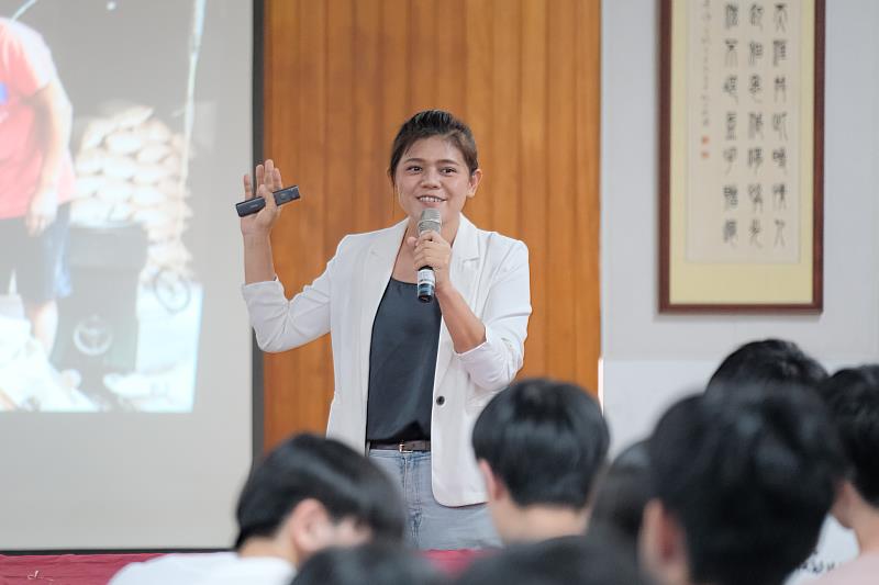 玉山碾米廠莊雅琴主任分享返鄉投入農業與產業經營的實務經驗。