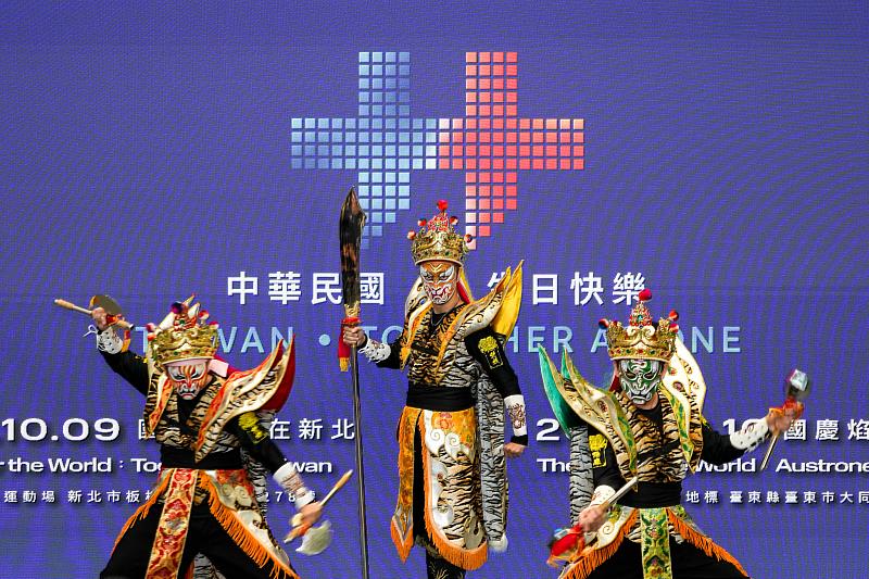 新北在地表演團隊「T.S.D鐵四帝文化藝術創意團隊」以官將首等傳統民俗藝陣元素融合街舞,透過傳統與當代的跨界演出。