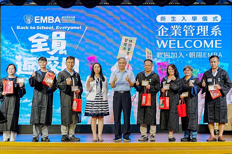 校長鄭道明(中)頒授EMBA新生入學證書,並貼心致贈入學禮,場面盛大。