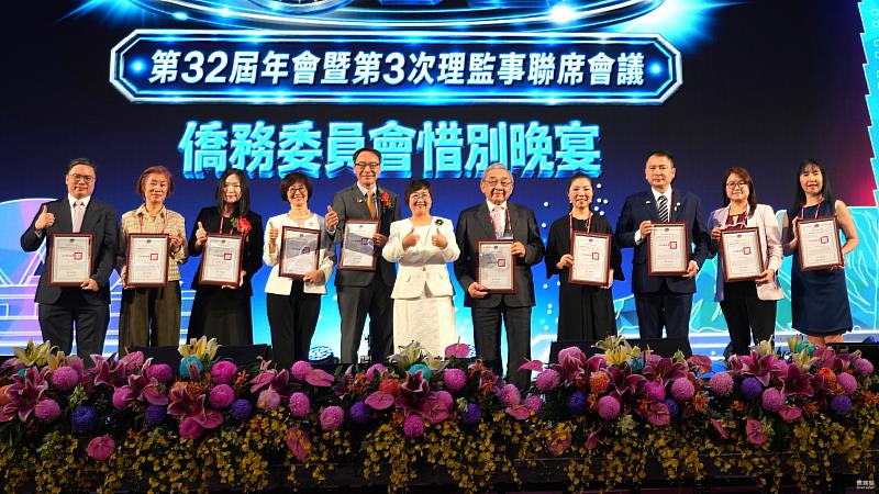 徐佳青於晚宴頒發感謝狀予第32屆團隊