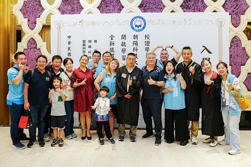 會場巨型入學證書打卡牆,吸引EMBA新生與師長開心合影。
