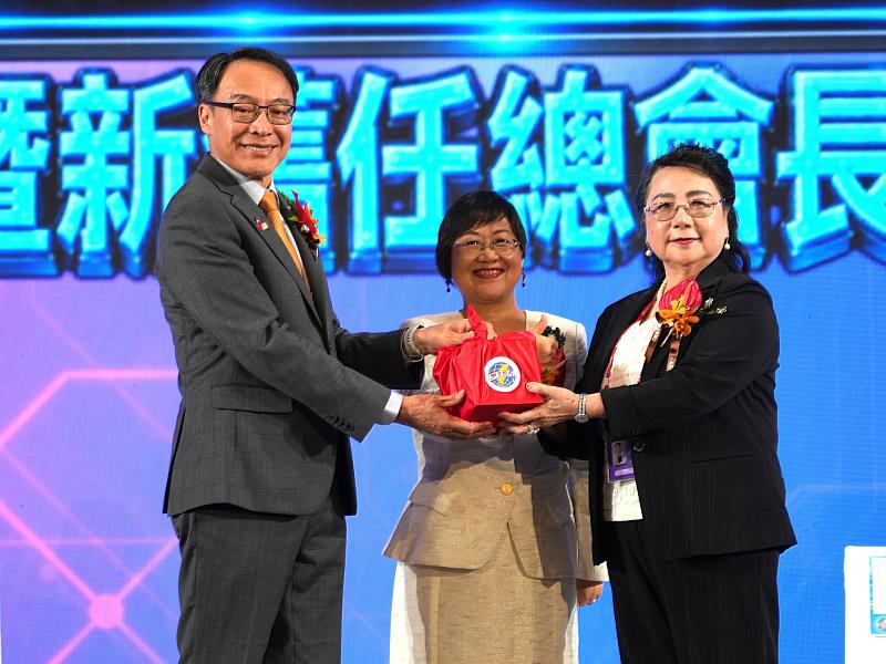 僑務委員會委員長徐佳青(中)監交世總第32屆總會長熊強生(左)將印信交給世總第33屆總會長温嵐珠(右)