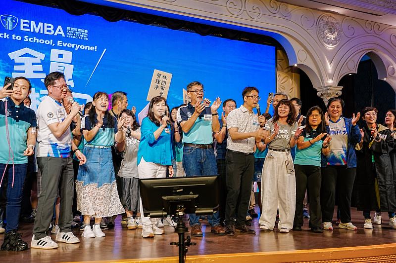 管理學院院長林志偉(前排右六)代表歡迎EMBA新生加入朝陽大家庭。