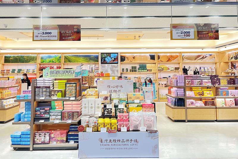 桃園國際機場第二航廈采盟免稅店設有5處 糧心好味禮相伴 伴手禮專區