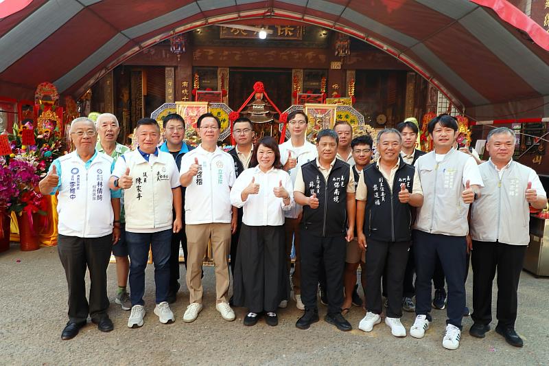 嘉市中秋廟埕熱鬧滾滾!黃敏惠市長參拜四城門土地公祝壽 祈願市民闔家平安