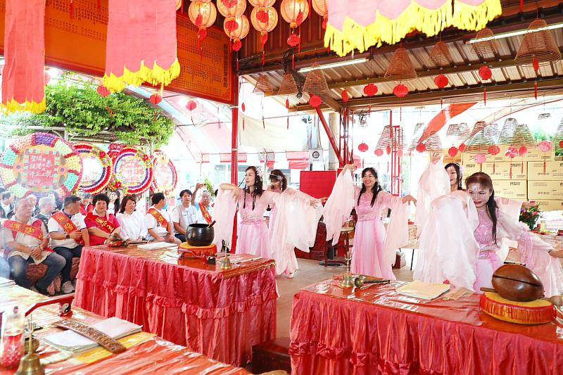 黃敏惠市長於關廂境廟欣賞歌舞展演