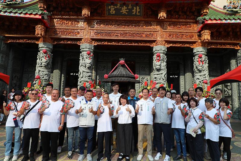 嘉市中秋廟埕熱鬧滾滾!黃敏惠市長參拜四城門土地公祝壽 祈願市民闔家平安