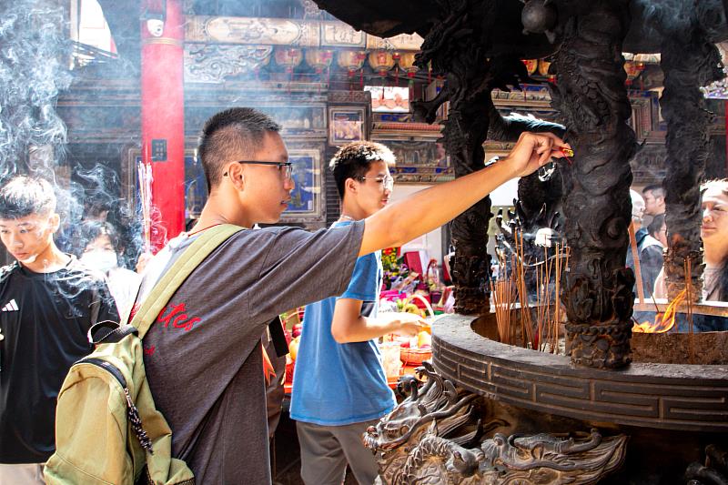 新港奉天宮媽祖契子女中秋團圓,翁章梁陪同祈福慶佳節-4