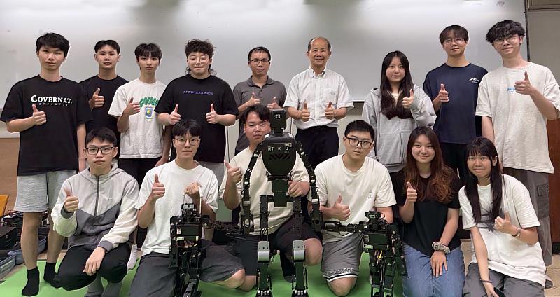 電機系翁慶昌特聘教授（後排右4）多年來落實「做中學」理念，帶領學生團隊研製各式機器人獲國內外競賽大獎。（圖／淡江大學提供）