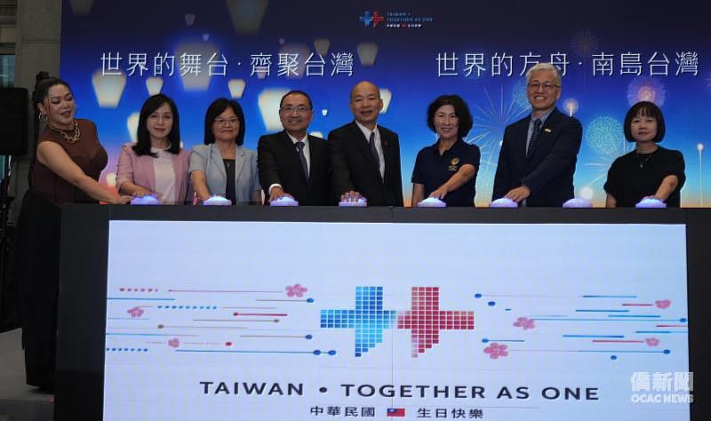 賴麗瑩(左三)、國慶籌備委員會主委立法院長韓國瑜(右四)、新北市市長侯友宜(左四) 以及臺東縣縣長饒慶鈴(右三)等貴賓啟動國慶晚會儀式。