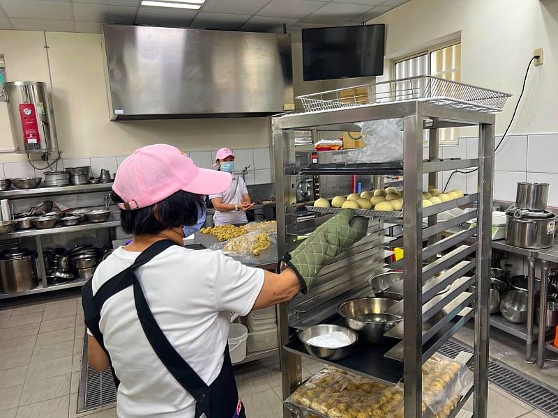 透過創新口感與風味調整，讓傳統應景的中秋糕點，更具地方特色。