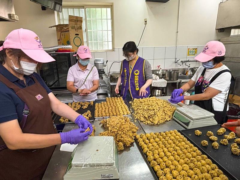 USR團隊獨創香菇滷肉餡，透過跨域合作，推動食農教育，備受地方肯定。