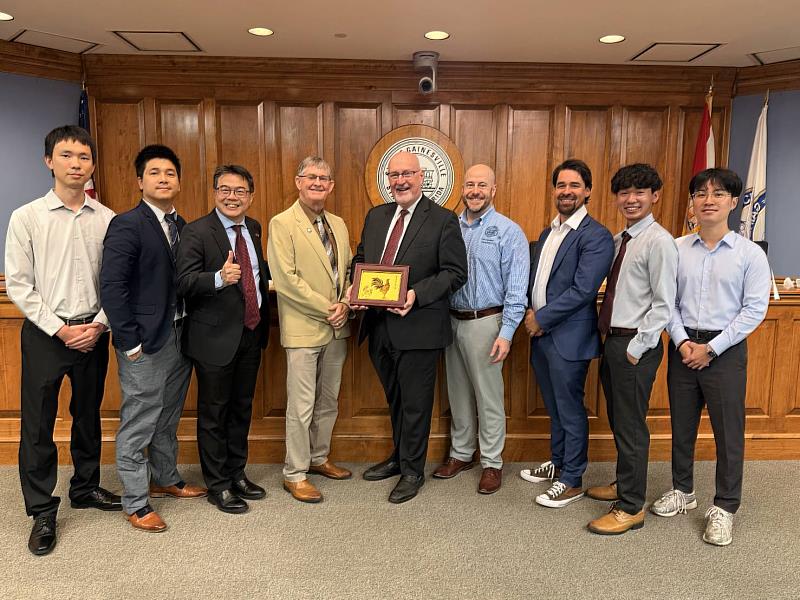 周處長偕台灣鄉親代表與甘斯威爾市長Harvey Ward及市議員Casey Willits、Ed Book合影