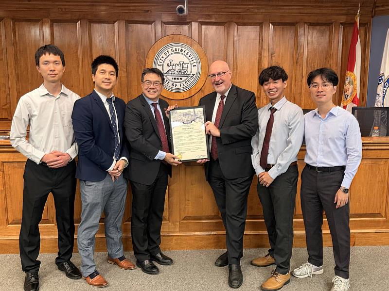 中佛州甘斯威爾市議會頒贈國慶賀狀,並宣布10月10日為該市「臺灣日(Taiwan Day)」