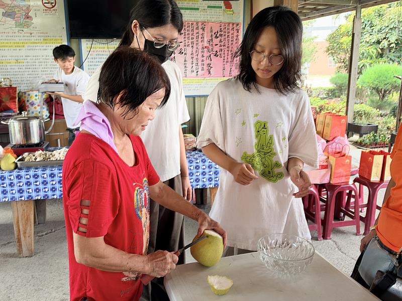 「中秋食光・崙西共作」節氣料理實作活動,推廣健康飲食,並選用應景食材柚子入湯。