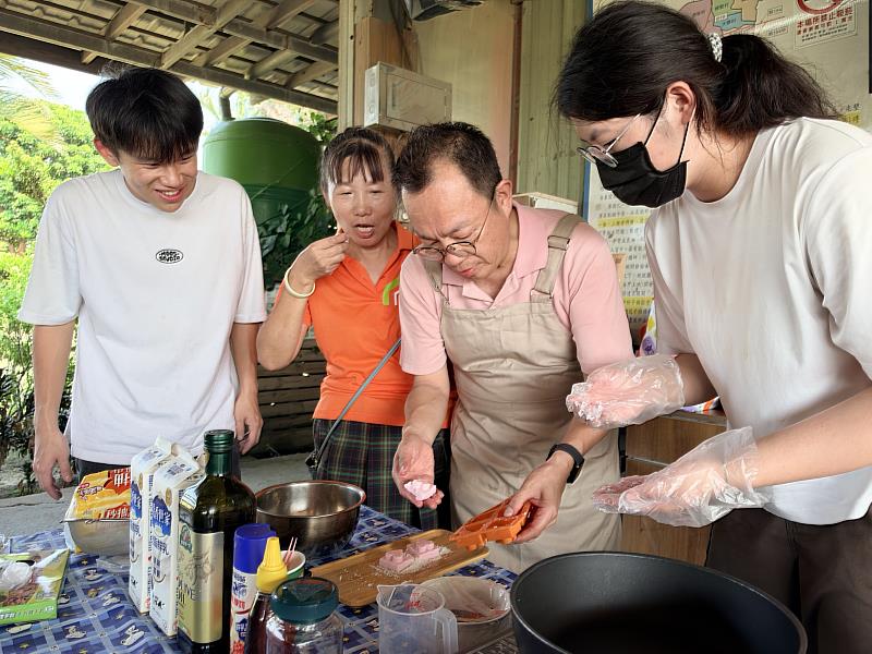 朝陽科大USR團隊攜手雲林崙西社區,共作中秋創意料理。
