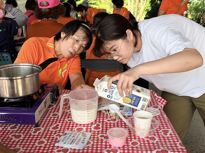 運用在地新鮮蔬果製作的創意甜點「火龍果牛奶雪花糕」,加入牛奶的比例是美味關鍵。