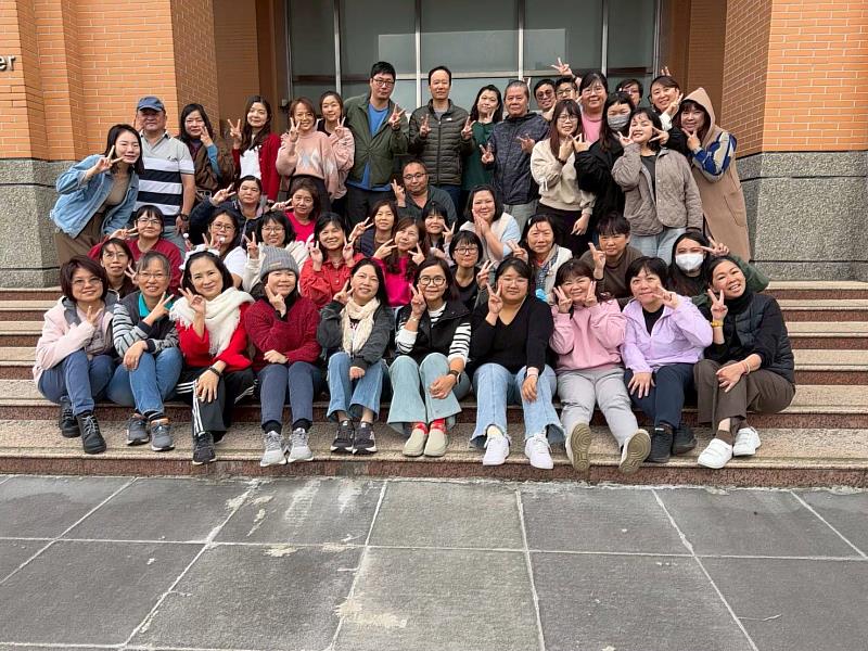 育達科技大學社會工作系同學在學校圖書館前合影